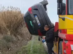 Tentoi të parakalonte, makina bie në kanal në aksin Fier-Seman