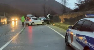Aksident në Milot-Morinë, makina përplaset me 3 automjete të tjera, plagoset shoferi dhe 2 pasagjerë
